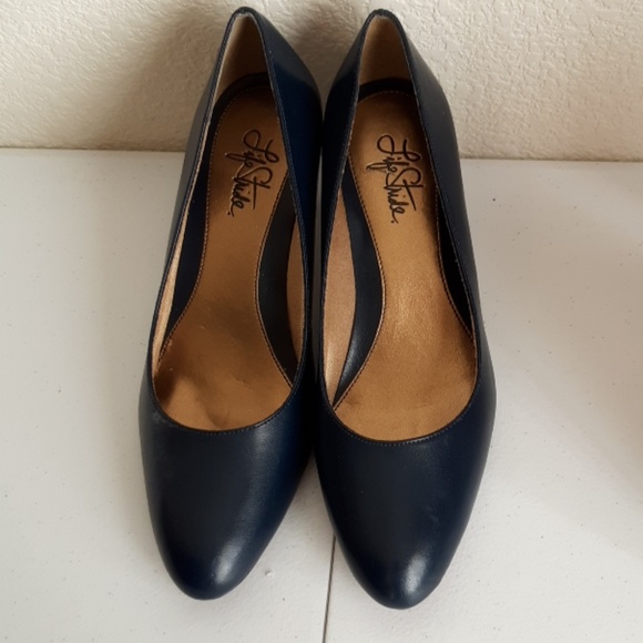 lifestride navy blue pumps
